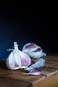 Photo of white and purple garlic cloves by Karolina Kołodziejczak on Unsplash