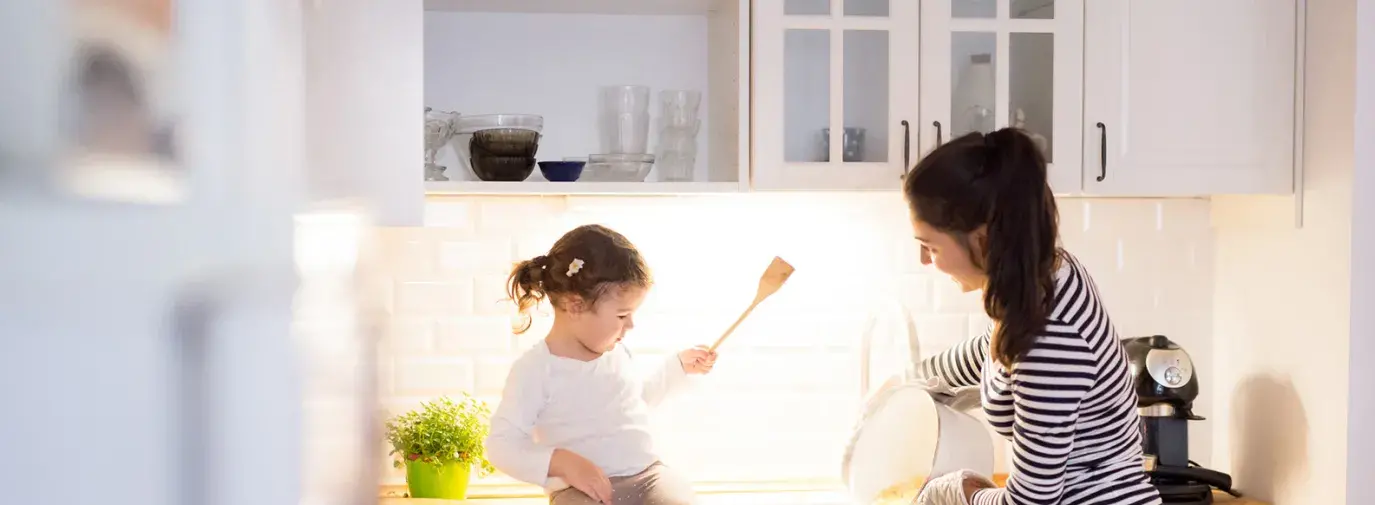 mom and daughter in kitchen (istock)