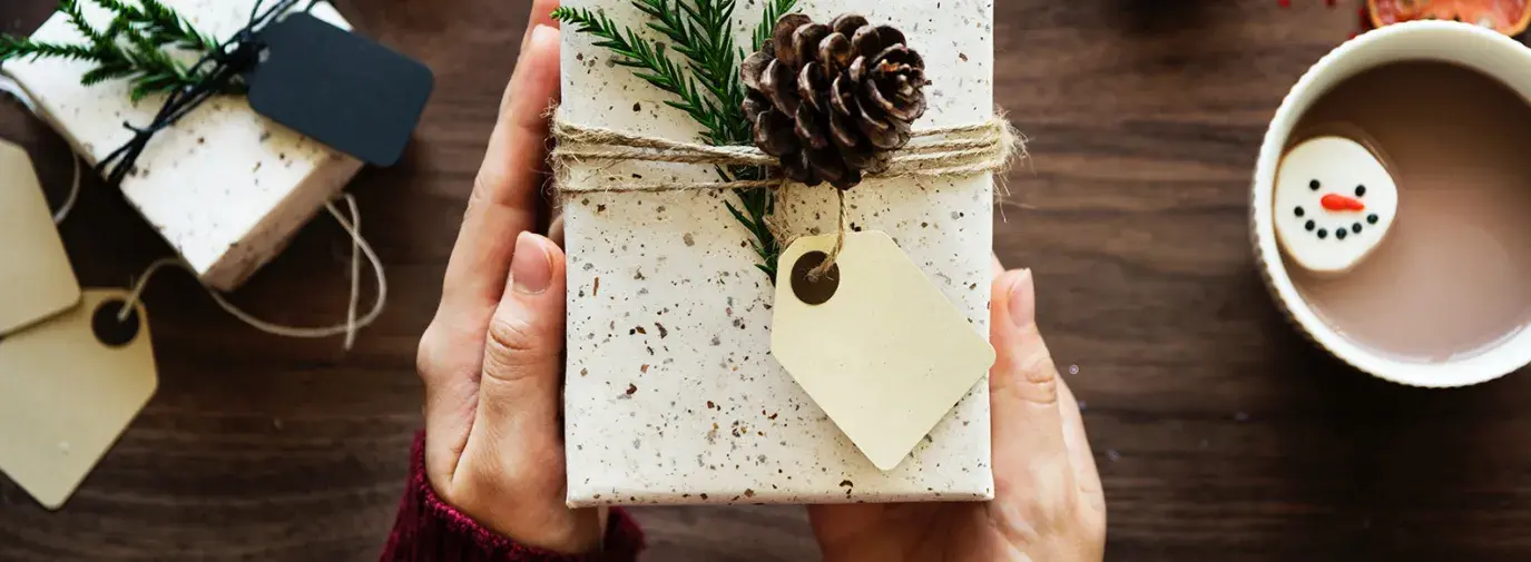 Image: paper-wrapped gift. Sustainable gifts.