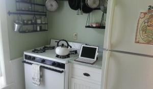 Image: stove and refrigerator. Topic: Buying Energy-Efficient Appliances