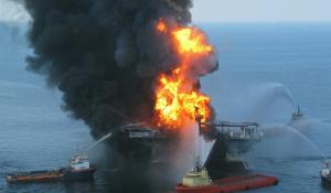 Deepwater_Horizon_offshore_drilling_unit_on_fire